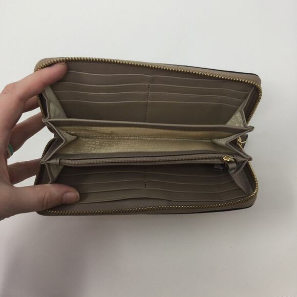 Kate Spade Zippered Bow Wallet - Picture 4 of 4